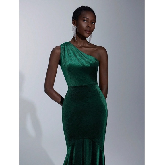 One Shoulder Green Velvet Mermaid Maxi Dress - Picture 12 of 14